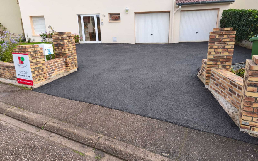 Alle de garage en enrob noir  chaud