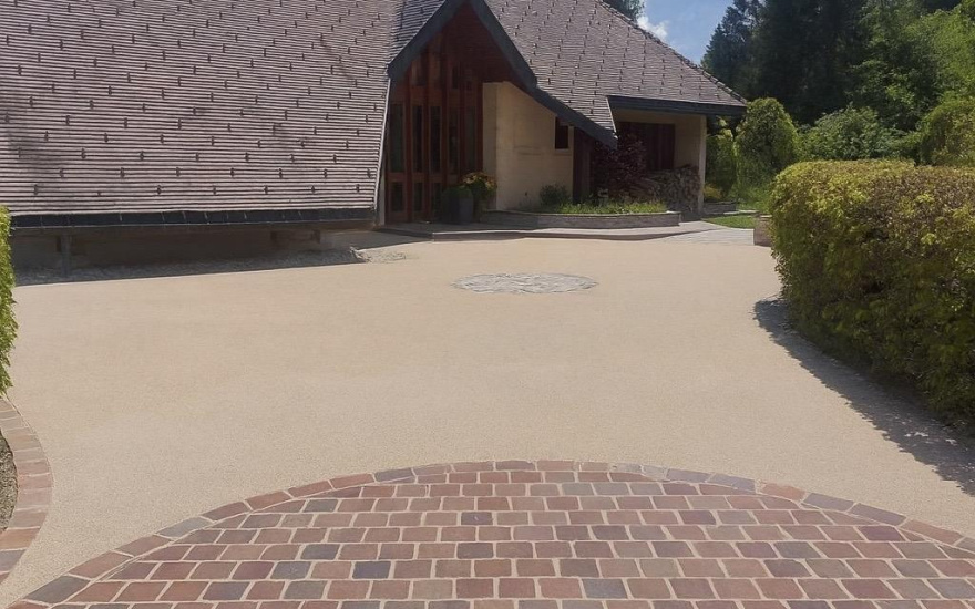 Cour en pavage et Min�ralstar �