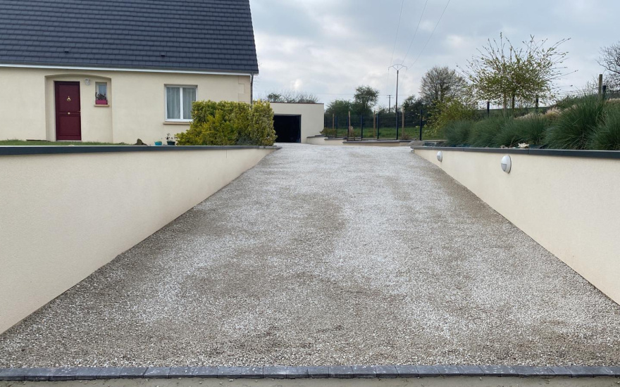 Cour en Alv�ostar� et Pav� la couture�