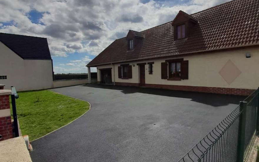 Entr�e de maison en enrob� � chaud et Pav� la couture�