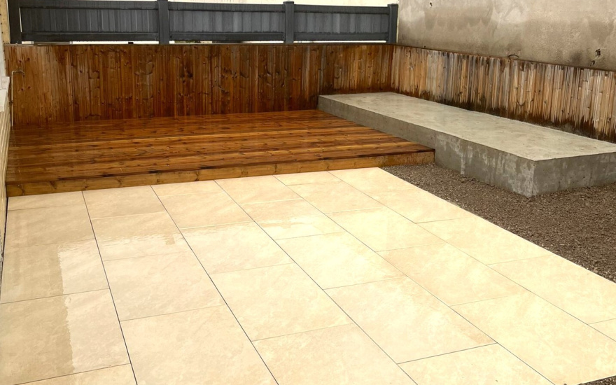 Terrasse en gr�s c�rame et bois trait�