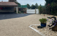 Cour en enrob  chaud et Gravistar