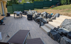 Terrasse en grs crame, enrochement et blocs marches