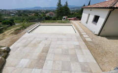 Plage de piscine en gr�s c�rame et Pav� la couture�