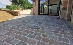 Entr�e de maison en pavage gres metissay