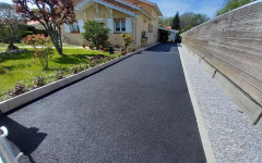 Cour en enrob� noir � chaud et bandes drainantes
